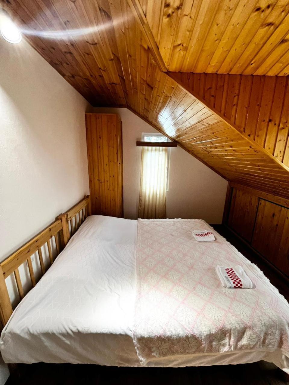 Nino & Irodi'S Guest House Kʼutʼaisi Exterior foto