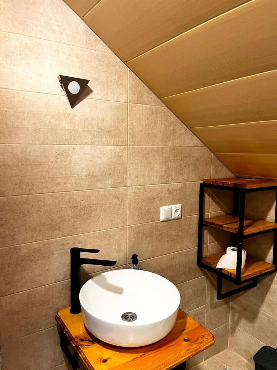 Nino & Irodi'S Guest House Kʼutʼaisi Exterior foto