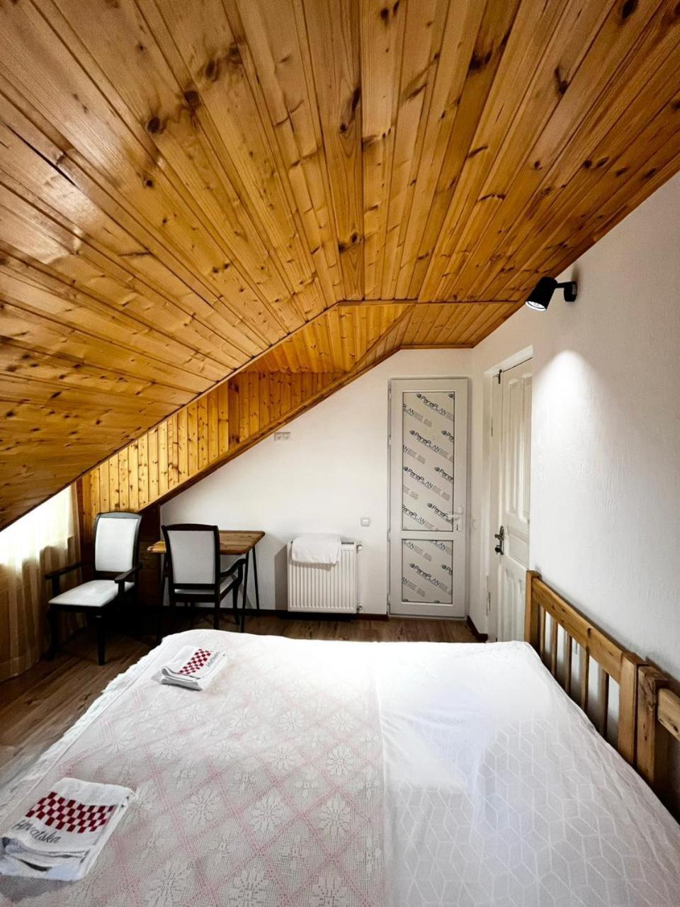 Nino & Irodi'S Guest House Kʼutʼaisi Exterior foto